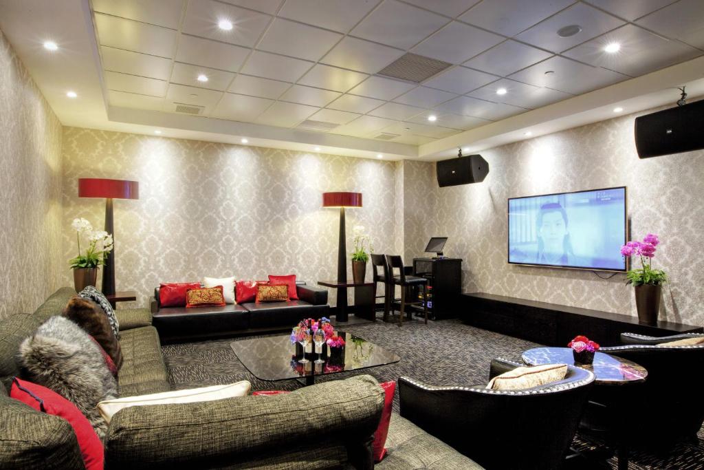 TV a/nebo společenská místnost v ubytování Crowne Plaza Shanghai Jinshan by IHG