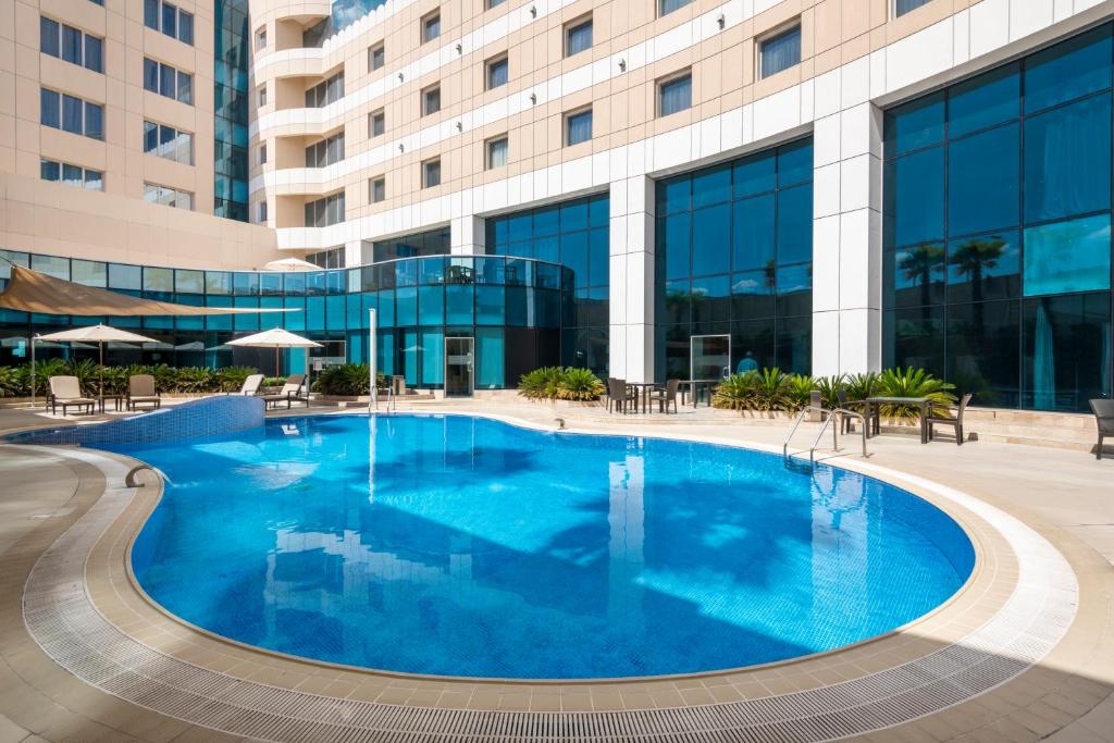 Bazén v ubytování Holiday Inn Muscat AlSeeb by IHG nebo v jeho okolí
