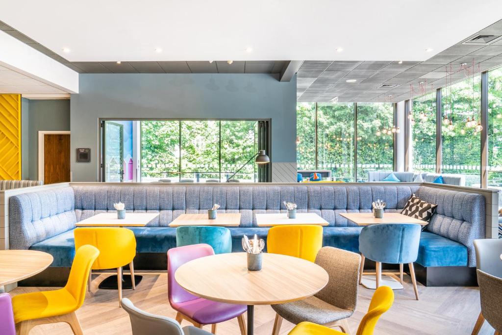 a restaurant with tables and chairs at Holiday Inn Bournemouth by IHG in Bournemouth