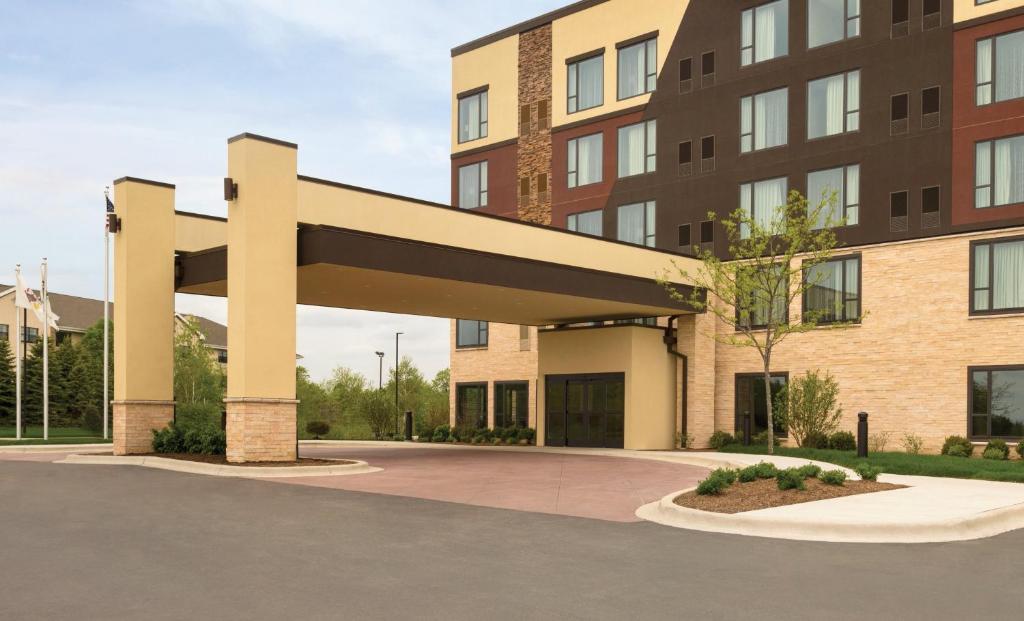 a building with a large archway in front of it at Holiday Inn Chicago Schaumburg, an IHG Hotel in Schaumburg