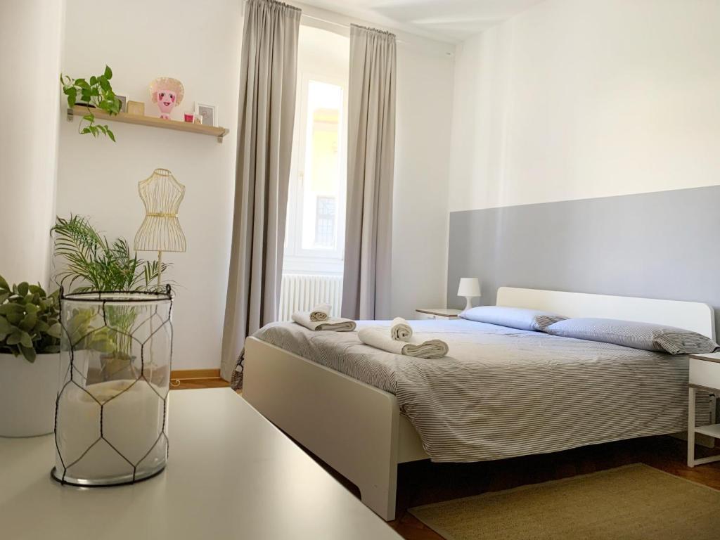 una camera con un letto e un vaso su un tavolo di Casa Strehler a Trieste