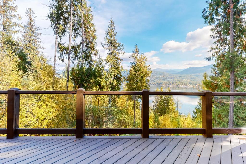 une terrasse en bois avec vue sur le lac dans l'établissement IKES Retreat, à Christina