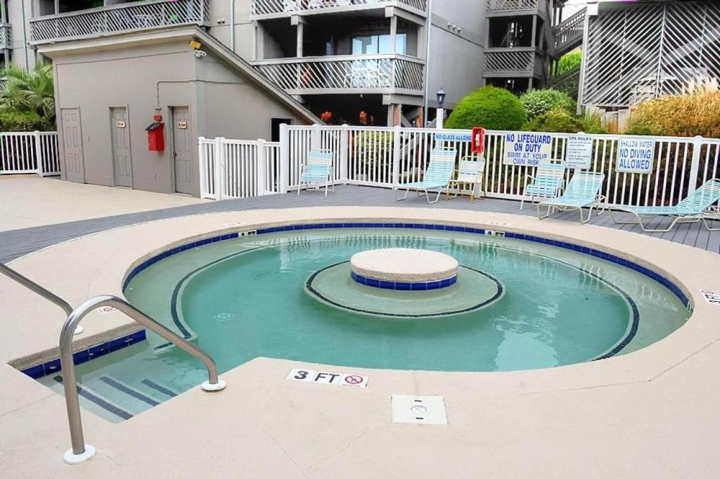 - une petite piscine au milieu d'un bâtiment dans l'établissement Shipwatch I 224 A, à Myrtle Beach