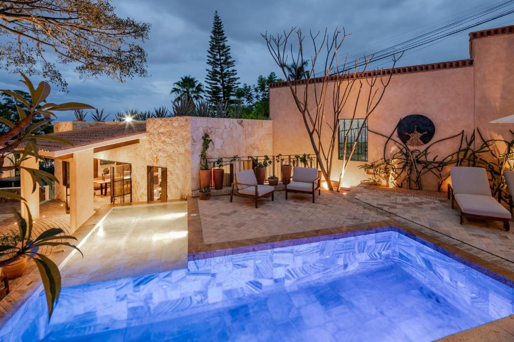 a room with a pool, a chair, and a tub at Hotel Casa Santo Origen in Oaxaca City