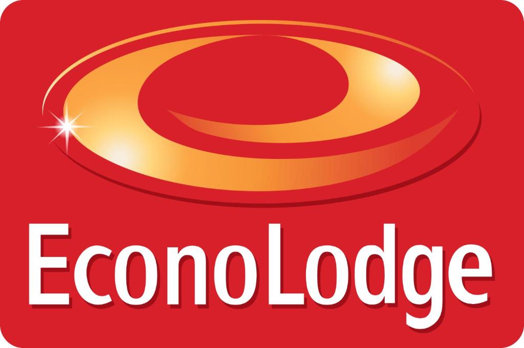 un logotipo rojo y amarillo de la etiqueta corona en Econo Lodge, en Georgetown