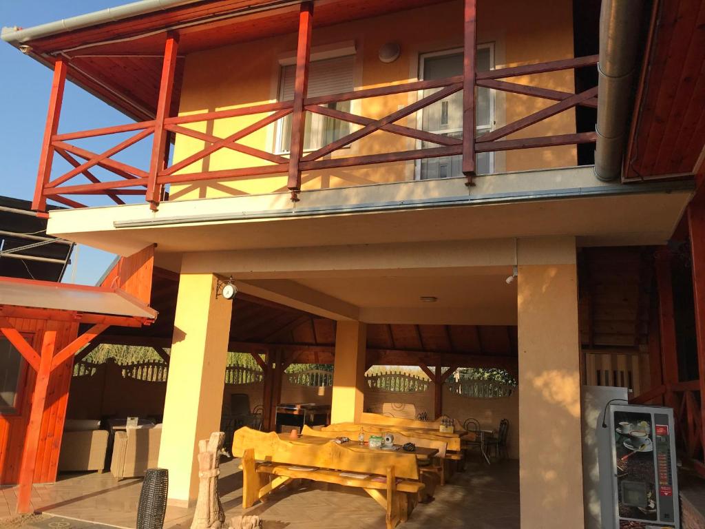 Balkón nebo terasa v ubytování Tó- Party Panoráma Panzió & Wellness