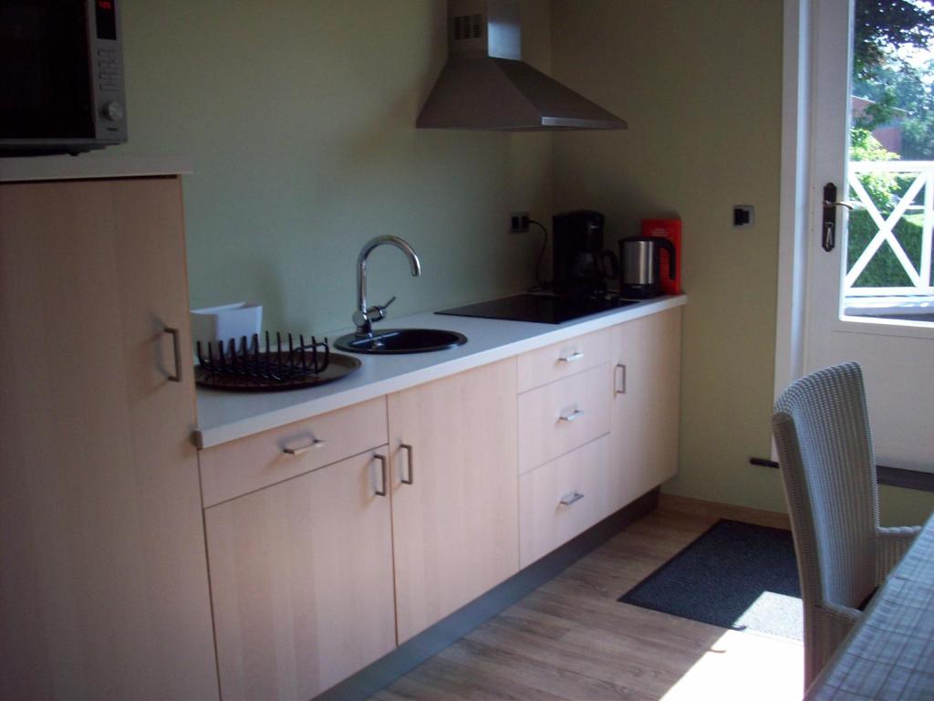 Kuchyň nebo kuchyňský kout v ubytování B&B Wijnendalvallei