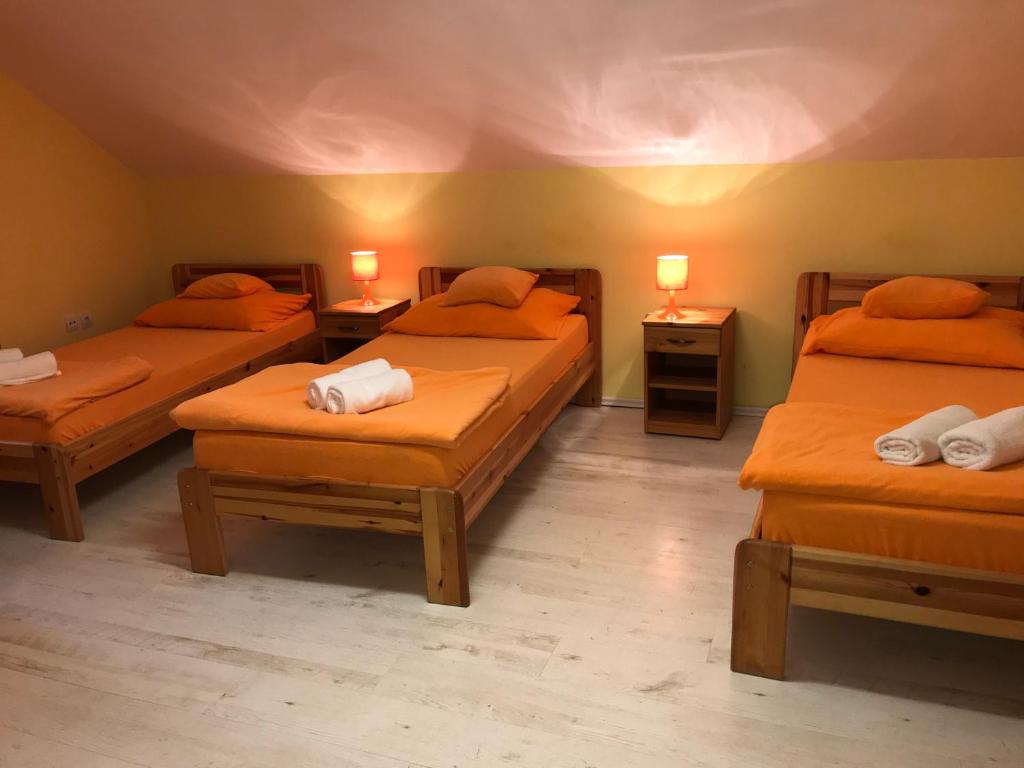 Postel nebo postele na pokoji v ubytování Tó- Party Panoráma Panzió & Wellness