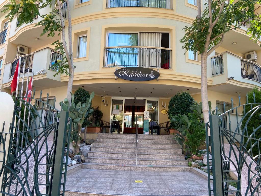 ein Gebäude mit einer Treppe vor einem Gebäude in der Unterkunft Club Karakas Apart Otel in Marmaris