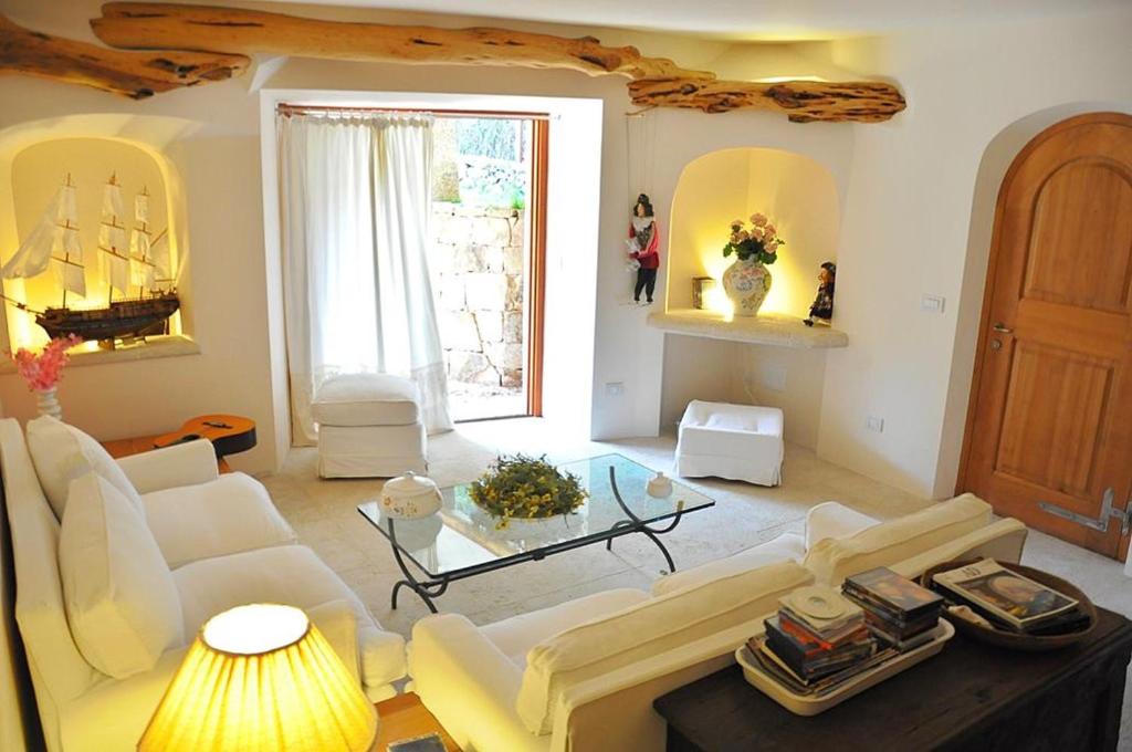 salon z białą kanapą i stołem w obiekcie Sea & Beach Apartments Porto Cervo Costa Smeralda w mieście Porto Cervo