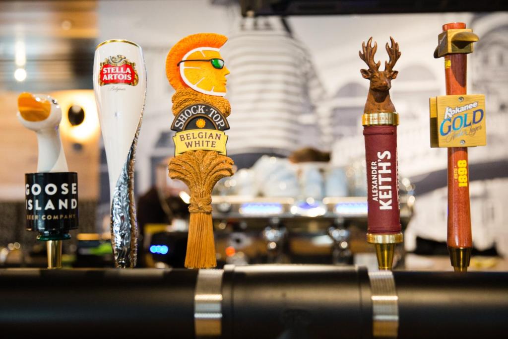 Holiday Inn Hotel & Suites Calgary South - Conference Ctr by IHG - Resim 32