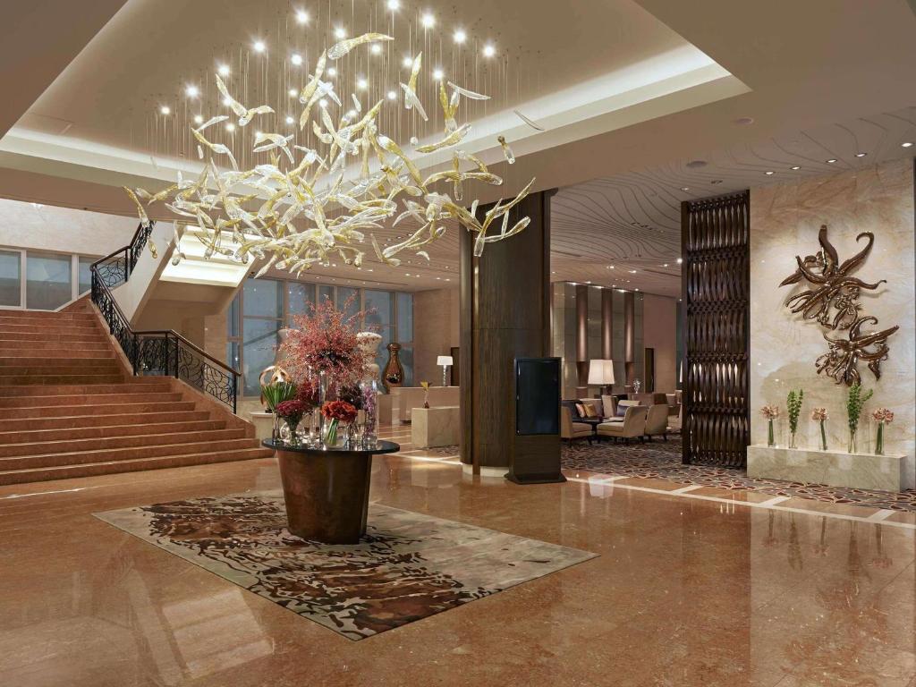 The lobby or reception area at Fairmont Makati