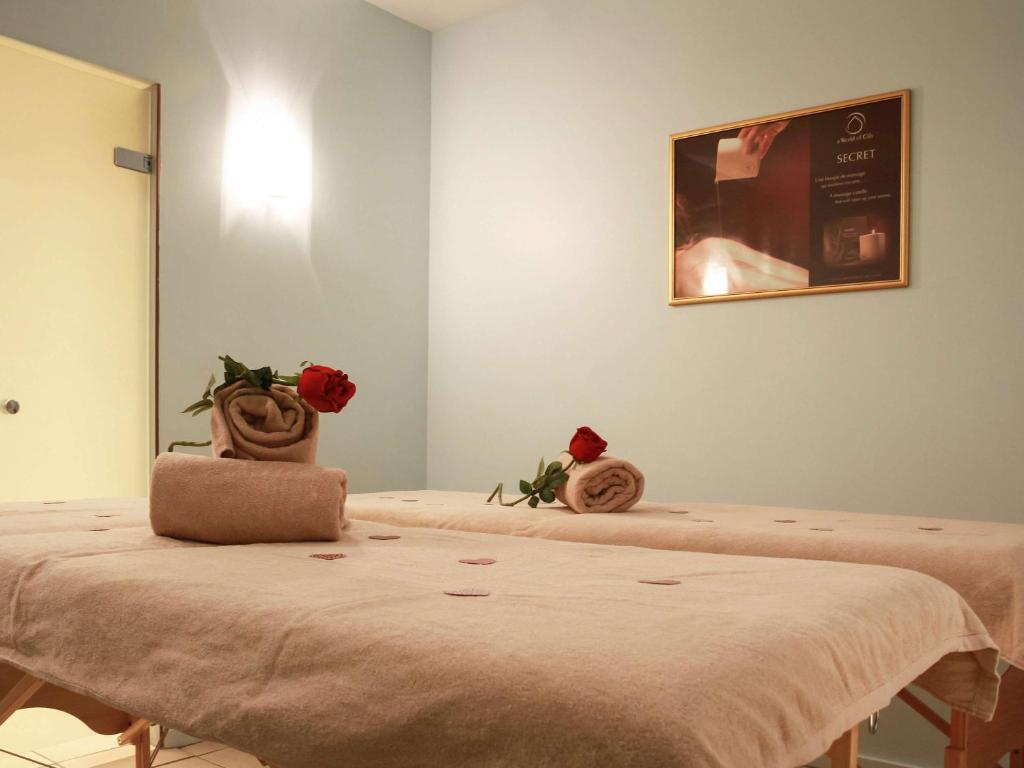 Postel nebo postele na pokoji v ubytování Hôtel Mercure Saint-Nectaire Spa & Bien-être