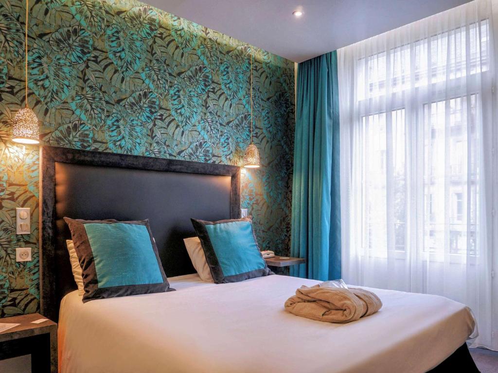 Postel nebo postele na pokoji v ubytování Hôtel Mercure Saint-Nectaire Spa & Bien-être