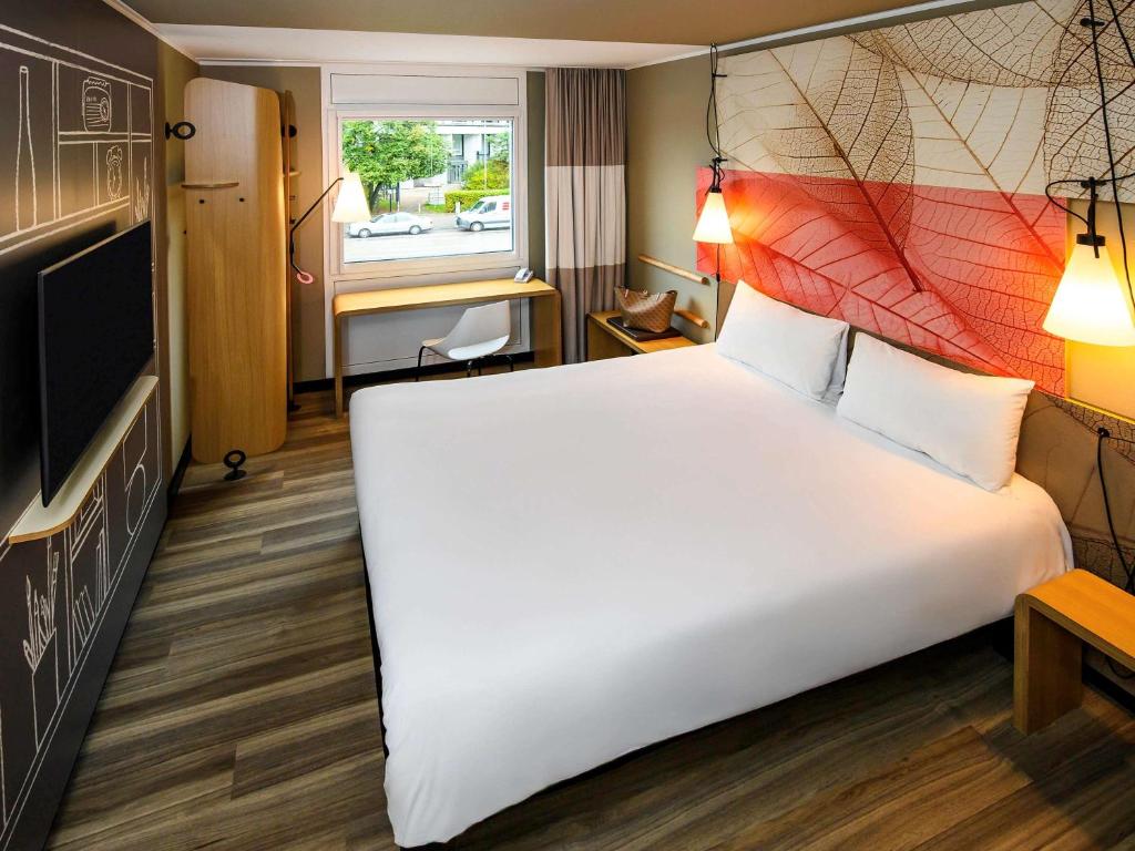 Postel nebo postele na pokoji v ubytování ibis Hotel Muenchen City West