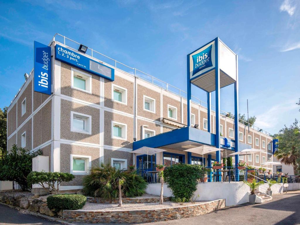 ヴァロリスにあるibis budget Antibes Sophia Antipolisの建物横に青い看板のホテル