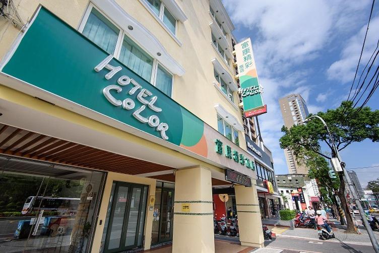 una tienda con un cartel en la parte delantera de un edificio en Hotel Color, en Taipéi