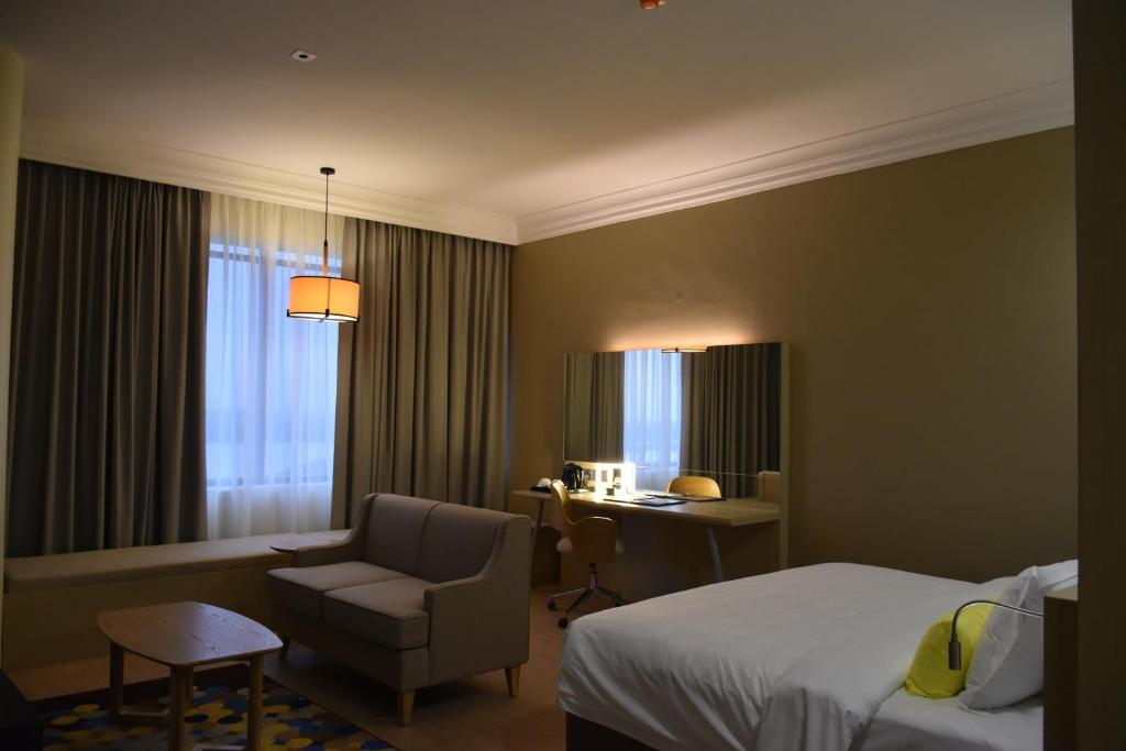 Postel nebo postele na pokoji v ubytování UCSI Hotel Kuching