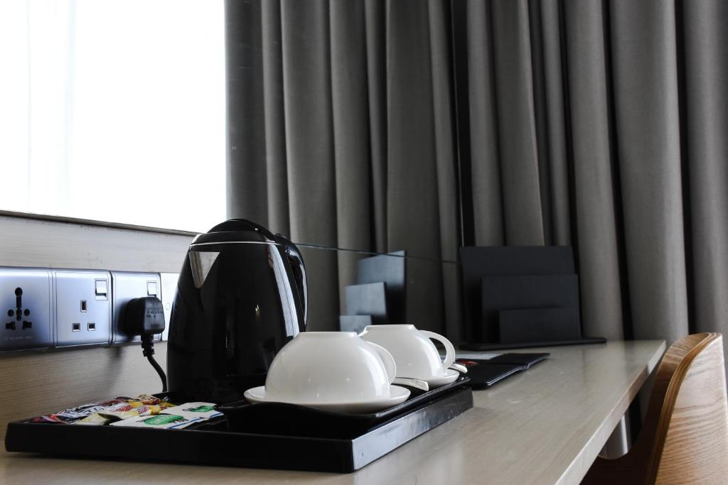 Příslušenství pro přípravu čaje a kávy v ubytování UCSI Hotel Kuching