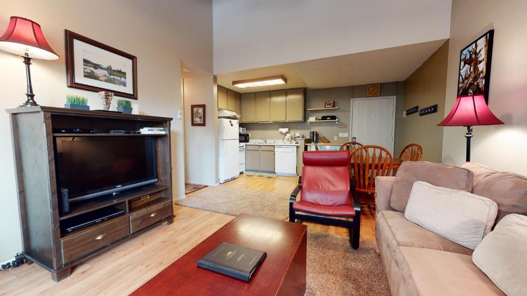 uma sala de estar com um sofá e uma televisão de ecrã plano em Mammoth Reservations em Mammoth Lakes