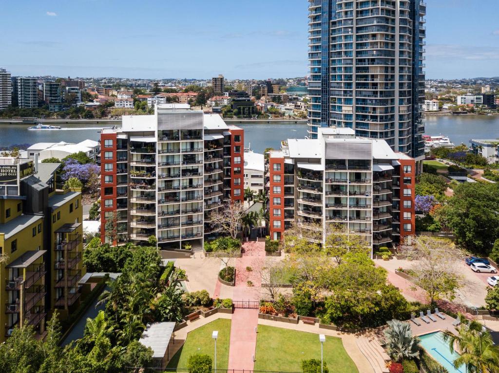 une vue aérienne sur une ville avec de grands bâtiments dans l'établissement The Docks On Goodwin, à Brisbane