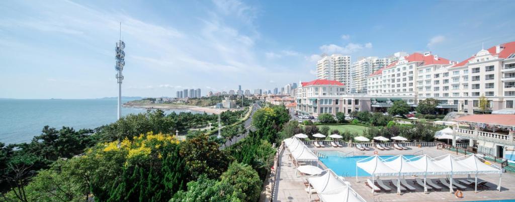 vista para um resort com piscina e edifícios em Qingdao Seaview Garden Hotel em Qingdao