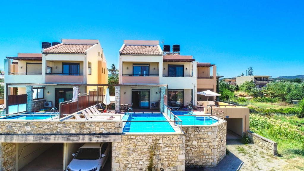 Bazén v ubytování Corali Villas nebo v jeho okolí