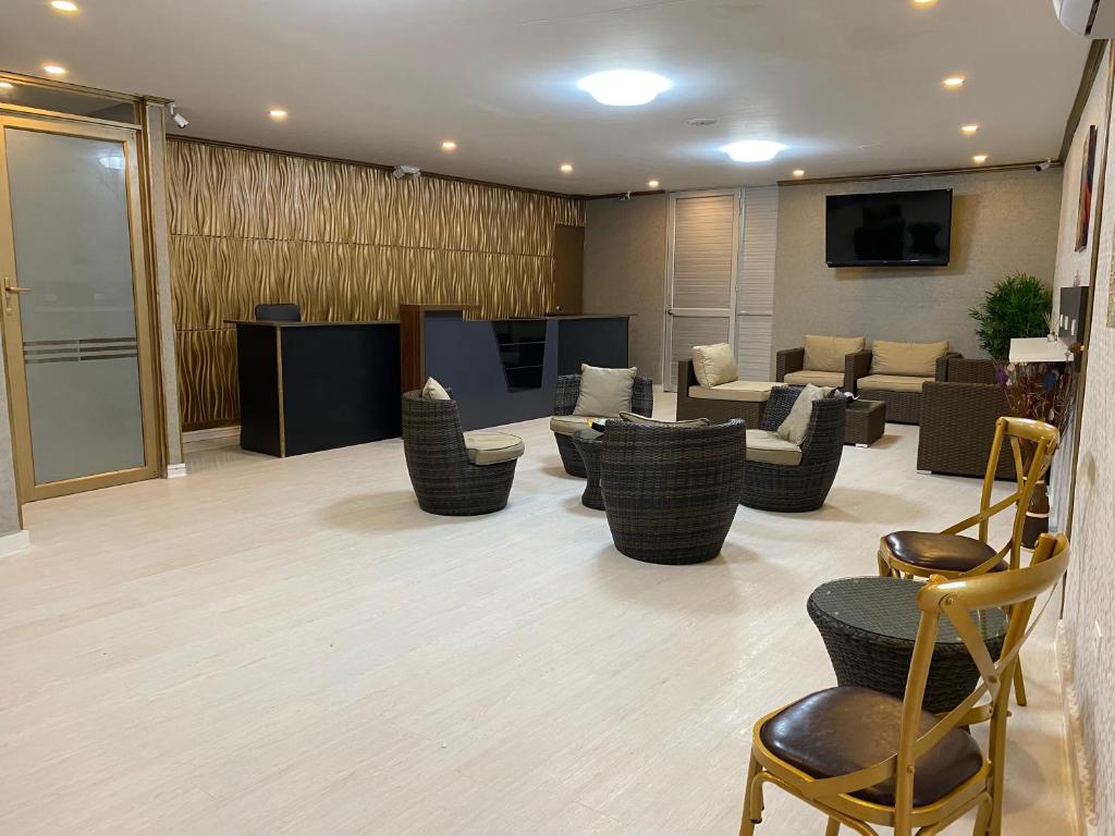 un vestíbulo con sofás y sillas y una sala de espera en Hotel Classic VIP, en San Andrés