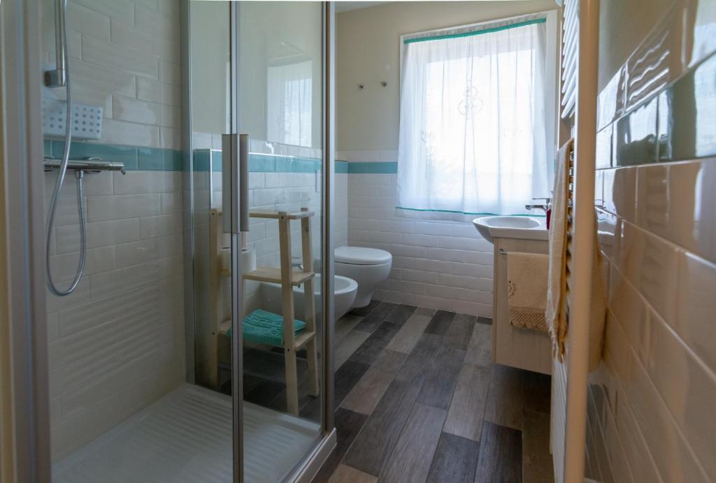 łazienka z prysznicem, toaletą i umywalką w obiekcie B&b IL CERE w mieście Alseno