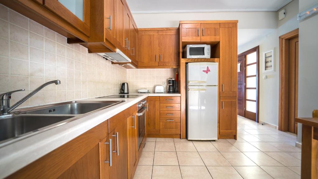 Kuchyň nebo kuchyňský kout v ubytování Corali Villas