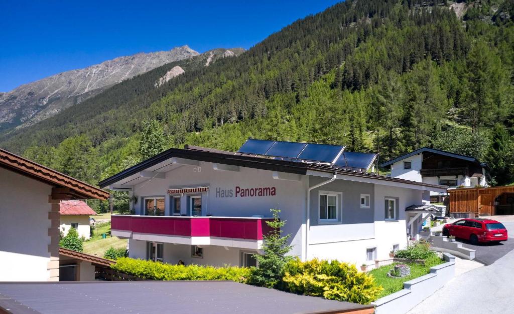 un edificio con paneles solares en la parte superior con una montaña en Adls2, en Gries