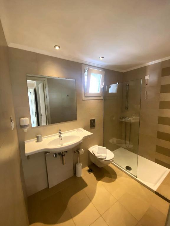 Koupelna v ubytování Cosmos Hotel