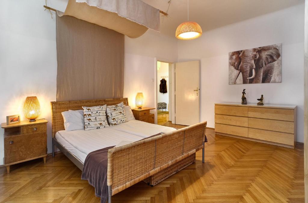 - une chambre avec un grand lit et 2 tables de chevet dans l'établissement State Opera Alley Lodge, à Vienne