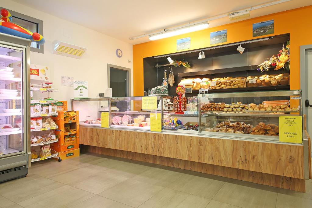 Een supermarkt of andere winkels bij de camping of in de buurt