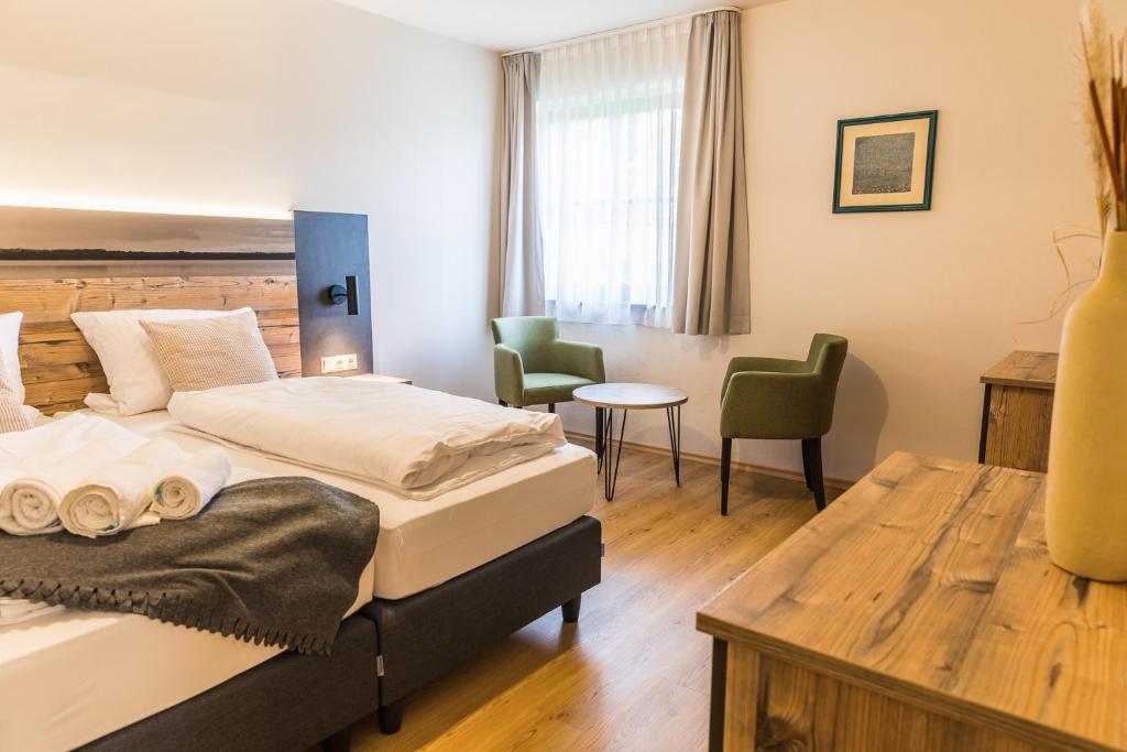 Postel nebo postele na pokoji v ubytování Chiemseer Wirtshaus