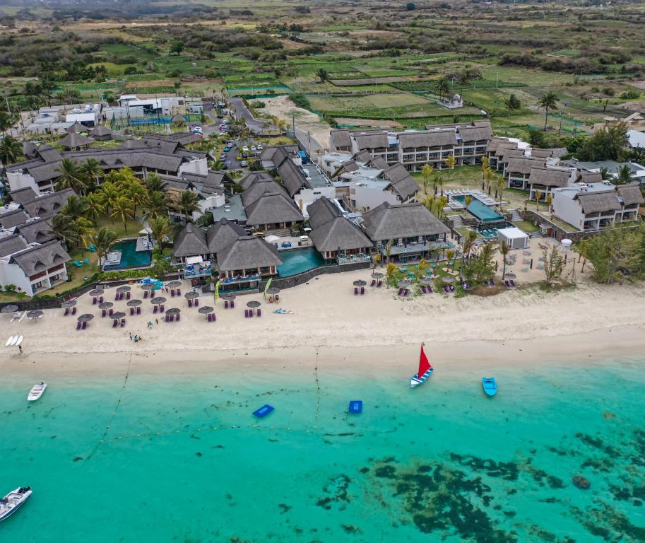 een luchtzicht op een resort op een strand bij C Mauritius - All Inclusive in Belle Mare