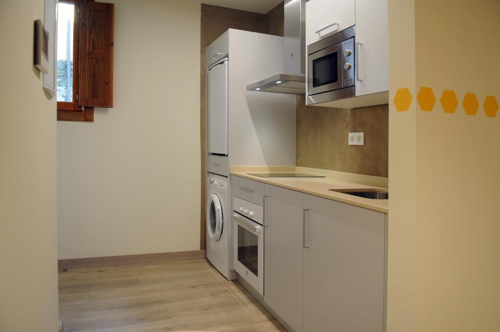 Kuchyň nebo kuchyňský kout v ubytování APARTAMENTOS TURÍSTICOS GUIANA