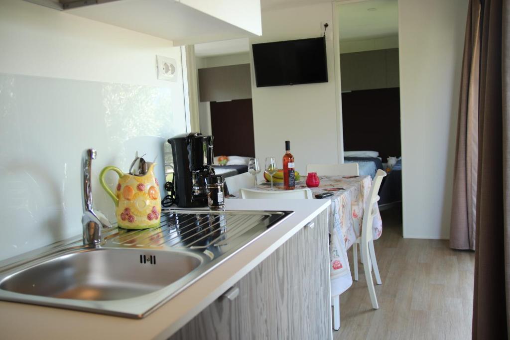 Een keuken of kitchenette bij Fornella Camping & Wellness family resort