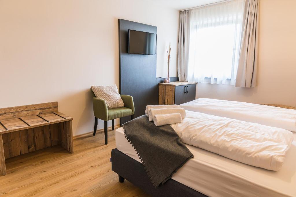 Postel nebo postele na pokoji v ubytování Chiemseer Wirtshaus