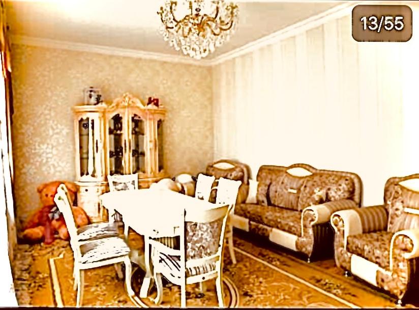 sala de estar con sofá, mesa y sillas en House in Quba, en Quba