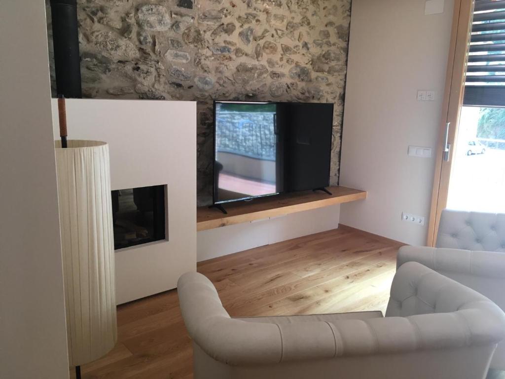 TV a/nebo společenská místnost v ubytování Hotel Els Caçadors de Ribes