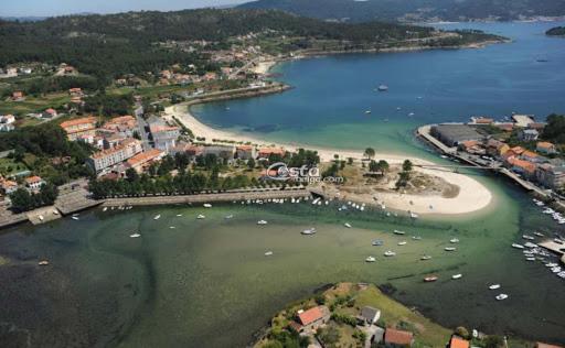een luchtfoto van een strand met boten in het water bij Apartamento PLAYA ESTEIRO in Muros