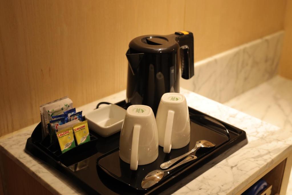 Příslušenství pro přípravu čaje a kávy v ubytování Best Western Darbar