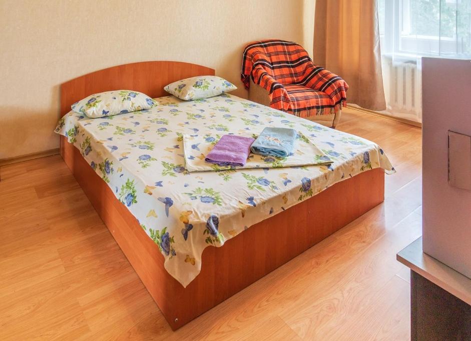 1 dormitorio con 1 cama y 1 silla en Квартира по адресу Приозерная 8 Б Оболонь, en Kiev