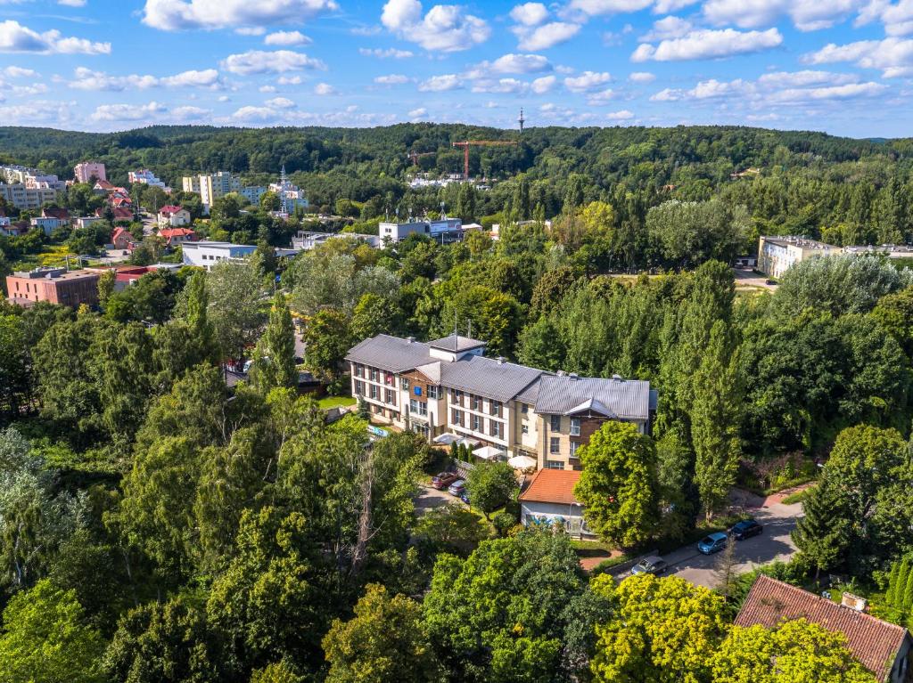 uma vista aérea de um edifício no meio de árvores em Hotel Aqua Sopot em Sopot