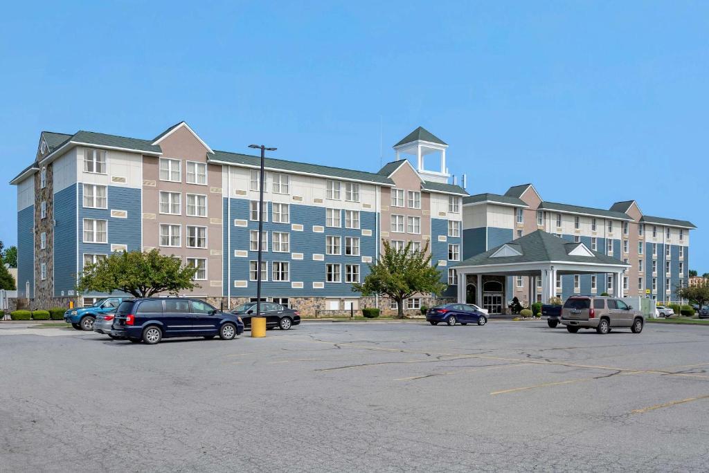 un gran edificio con coches estacionados en un estacionamiento en Comfort Inn & Suites Glen Mills - Concordville, en Glen Mills