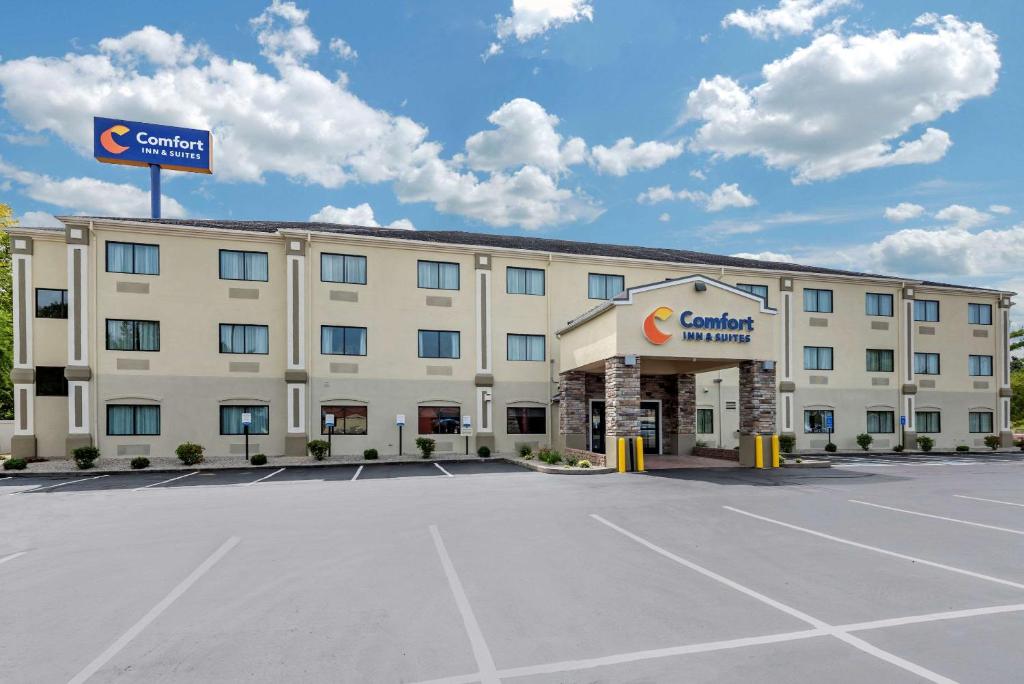 un hotel con un estacionamiento delante de él en Comfort Inn & Suites Middletown - Franklin en Middletown