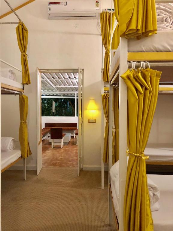 Postel nebo postele na pokoji v ubytování Bedrock Boutique Hostel