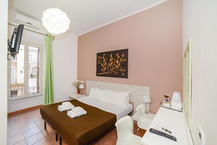1 dormitorio con cama, mesa y escritorio en Be First, en Roma