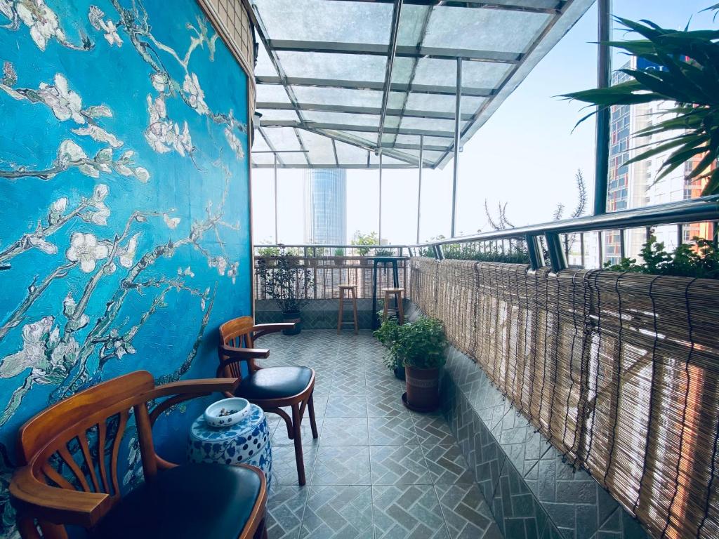 弱水咖啡国际青旅 Only Cafe and Backpackerにあるバルコニーまたはテラス